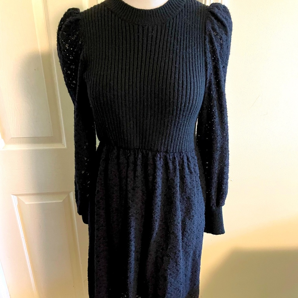 Beautiful knit dress with waist tie and puffed sleeves